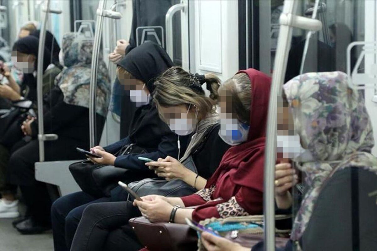 تصاویر جنجال دختر نیمه برهنه در مترو ؛ واکنش متفاوت کاربران | هرکس با بی حجابی مخالفه جمع کنه از ایران بره!