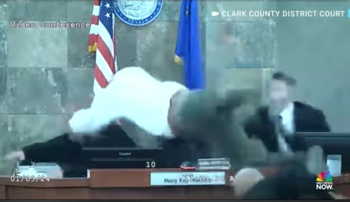 تصاویر لحظه حمله مجرم به قاضی زن در دادگاه | ببینید چطور خودش را روی قاضی پرتاب می‌کند | این صحنه فقط در چند ساعت در دنیا پر بیننده شد!
