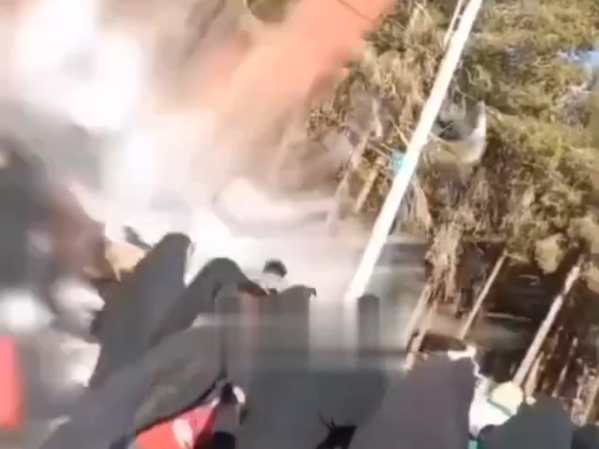 نزدیک‌ترین فیلم از لحظه انفجار تروریستی در کرمان | جمعیت مردم را بببنید