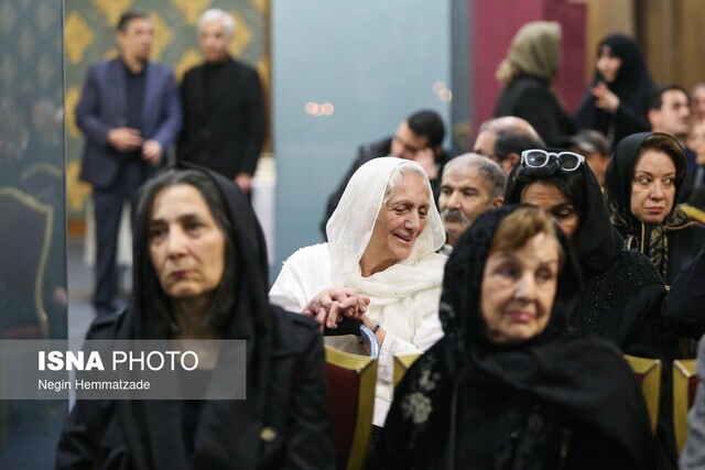 علی مصفا و لیلا حاتمی در مراسم یادبود امیربانو کریمی | شفیعی کدکنی و حامد بهداد هم به یادبود مادر علی مصفا و همسر مظاهر مصفا آمدند