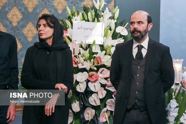 علی مصفا و لیلا حاتمی در مراسم یادبود امیربانو کریمی | شفیعی کدکنی و حامد بهداد هم به یادبود مادر علی مصفا و همسر مظاهر مصفا آمدند