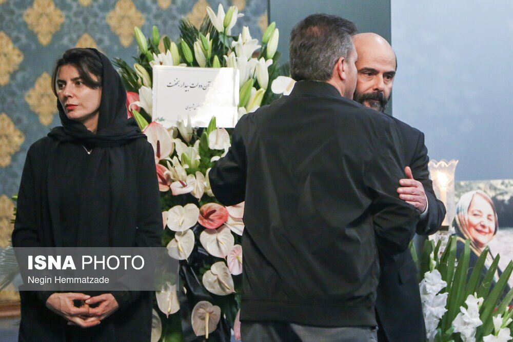 تصاویر علی مصفا و لیلا حاتمی در یادبود امیربانو کریمی | شفیعی کدکنی و حامد بهداد هم به مراسم مادر علی مصفا آمدند | خواهرزاده مظاهر مصفا: امیربانو امیر همه زنان ایران بود