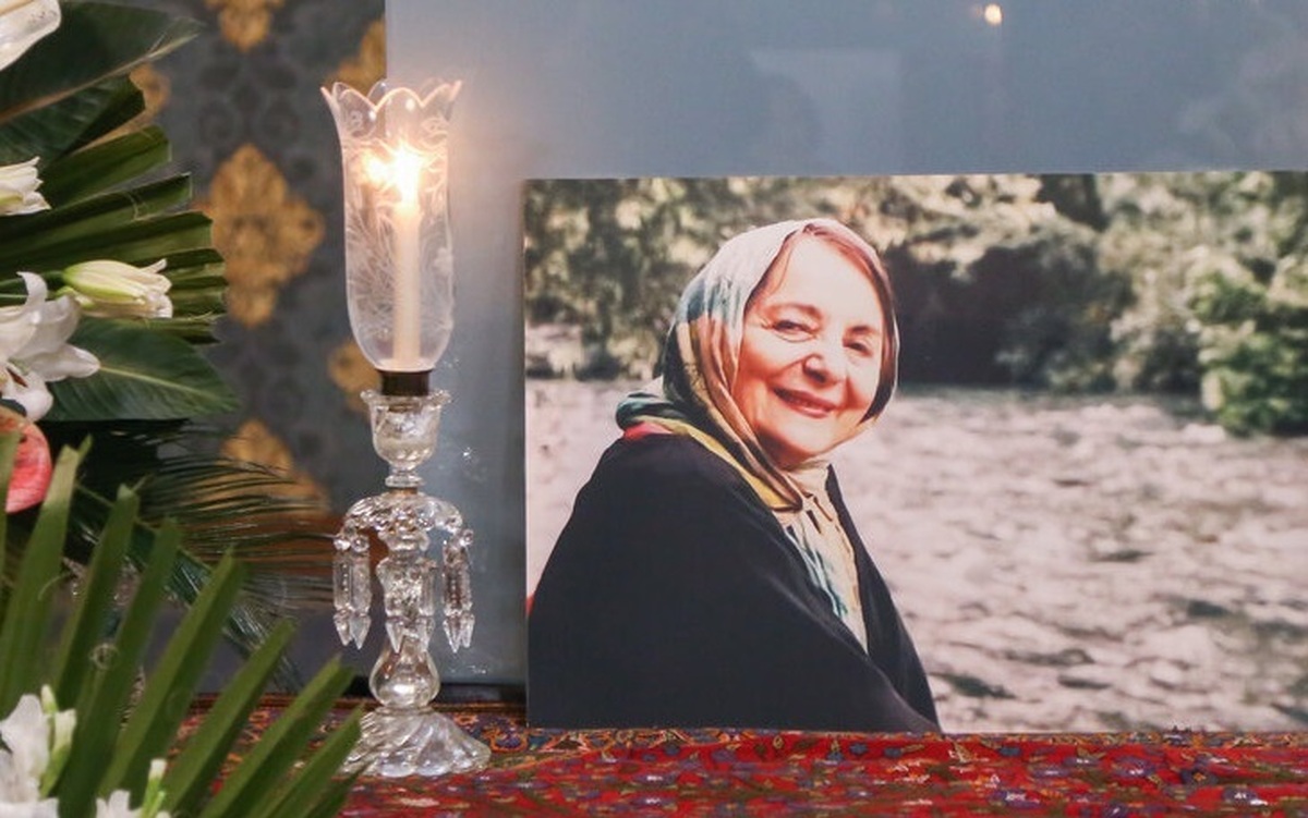 تصاویر علی مصفا و لیلا حاتمی در یادبود امیربانو کریمی | شفیعی کدکنی و حامد بهداد هم به مراسم مادر علی مصفا آمدند | خواهرزاده مظاهر مصفا: او امیر همه زنان ایران بود