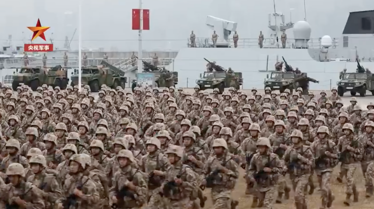 چین برای جنگ جهانی سوم آماده می‌شود؟ | ویدئویی ترسناک از مانور بزرگ نظامی ارتش چین در نخستین روز کاری سال ۲۰۲۴