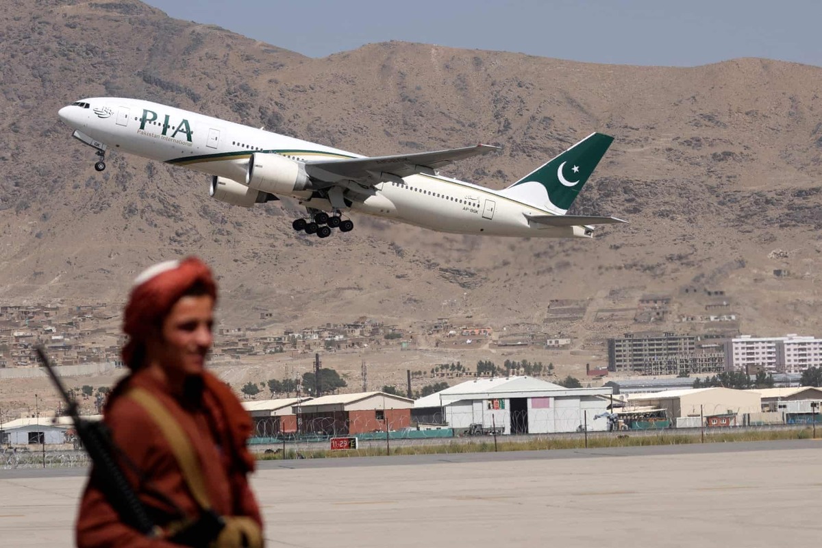 تصاویر اولین هواپیمای مسافربری طالبان | کادر پرواز طالبان را ببینید | رئیس اطلاعات هرات: در بخش هوایی درخشیدند!