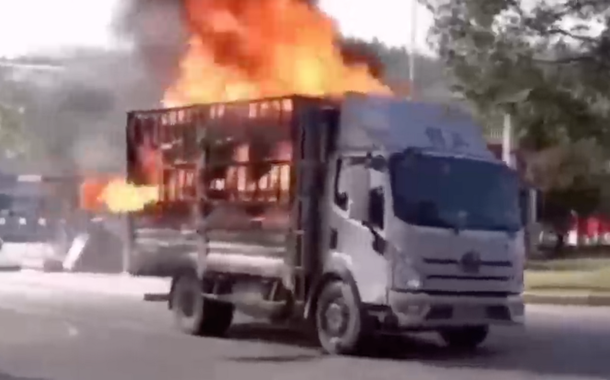 تبحر و جسارت این راننده کامیون را ببینید که بار آتش چگونه به آتش‌نشانی می‌رساند!