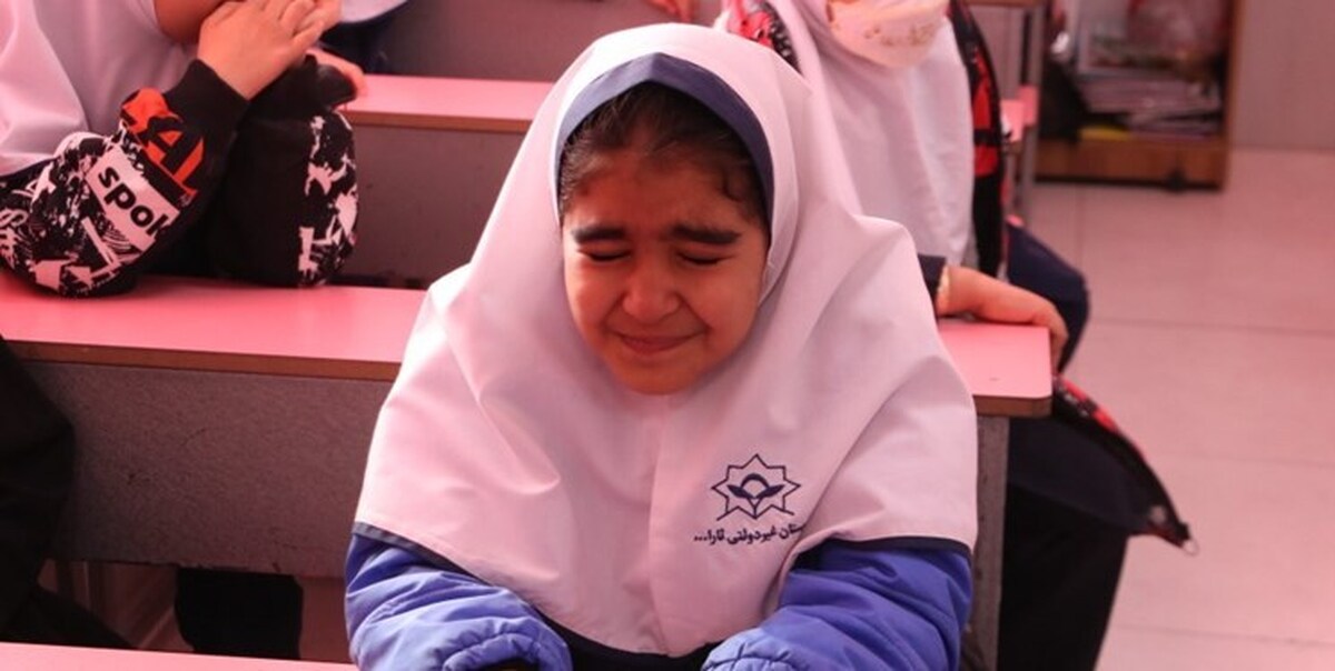 تصاویر اشک‌های جانسوز دختران کوچک کرمانی در سوگ همکلاسی‌ ؛ بوسه بر قاب او می‌زنند و ...