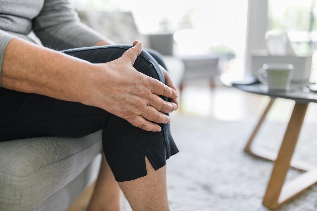 درمان زانو درد در خانه با ۲ حرکت ورزشی کلیدی و ساده