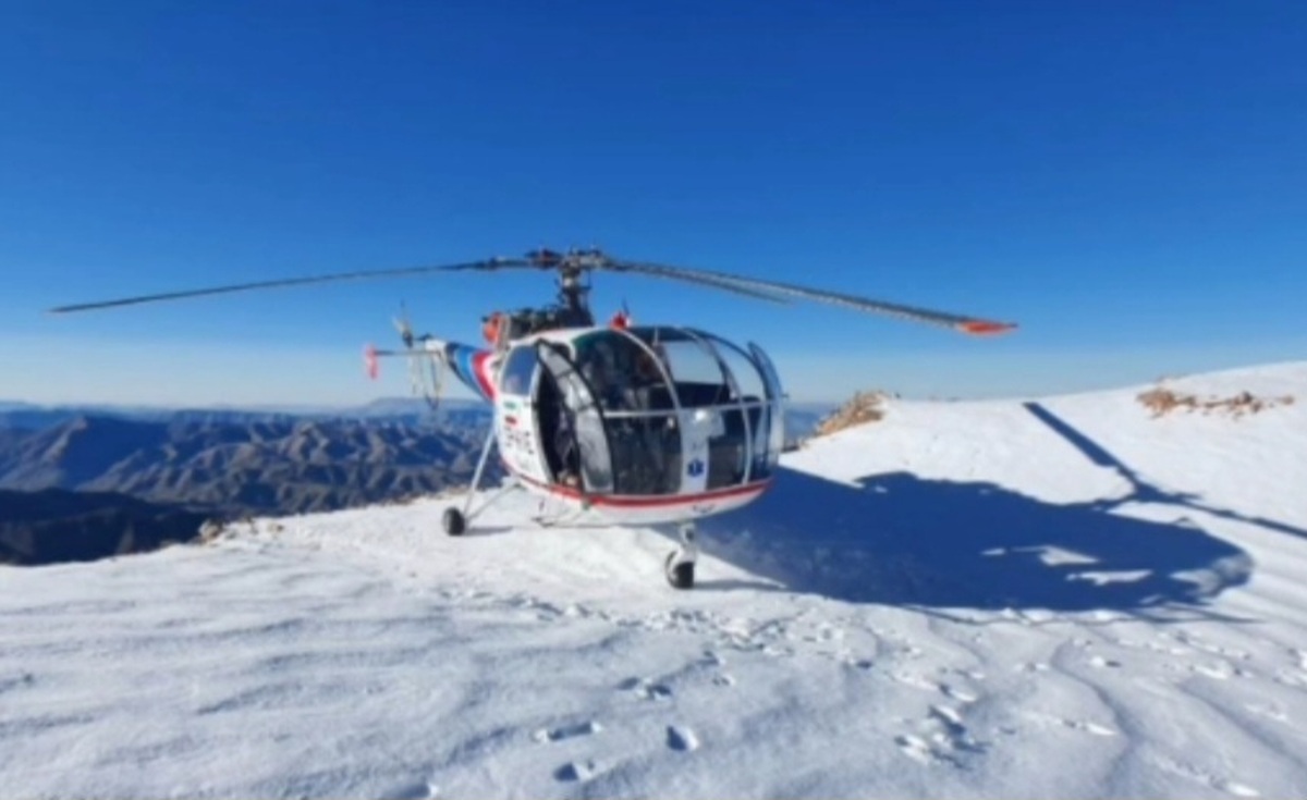 تصاویر عملیات نجات مصدوم سروآبادی در نقطه صفر مرزی | عبور سخت هلیکوپتر از کوه‌های برفی کردستان + ویدئو