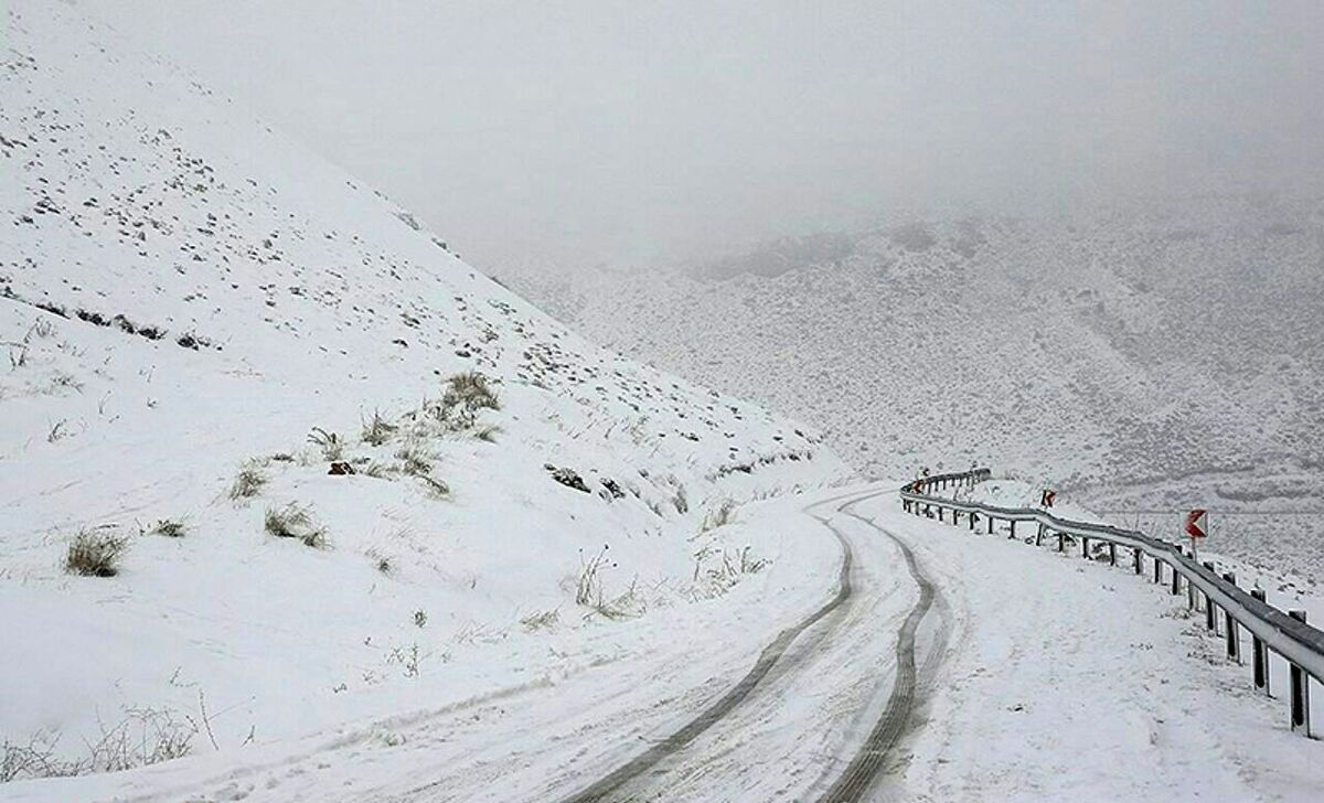 تصاویر حرکت پربازدید رئیس پلیس راه کردستان در برف شدید جاده‌ | کاپشن خود را درآورد و ...