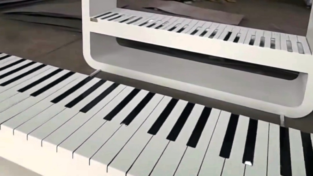 ساخت نیمکت‌های موزیکال مدل پیانو در شیراز + ویدئو | خلاقیت زیبای شهرداری شیراز را ببینید
