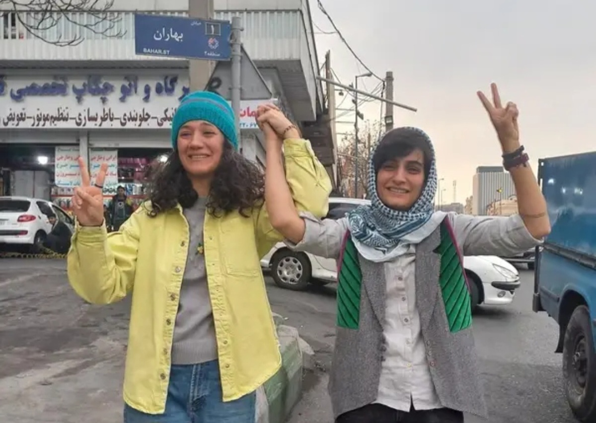 تصویر لحظه آزادی نیلوفر حامدی و الهه محمدی ؛ پایان یک سال و ۵ ماه زندان | جزئیات رای دادگاه تجدید نظر