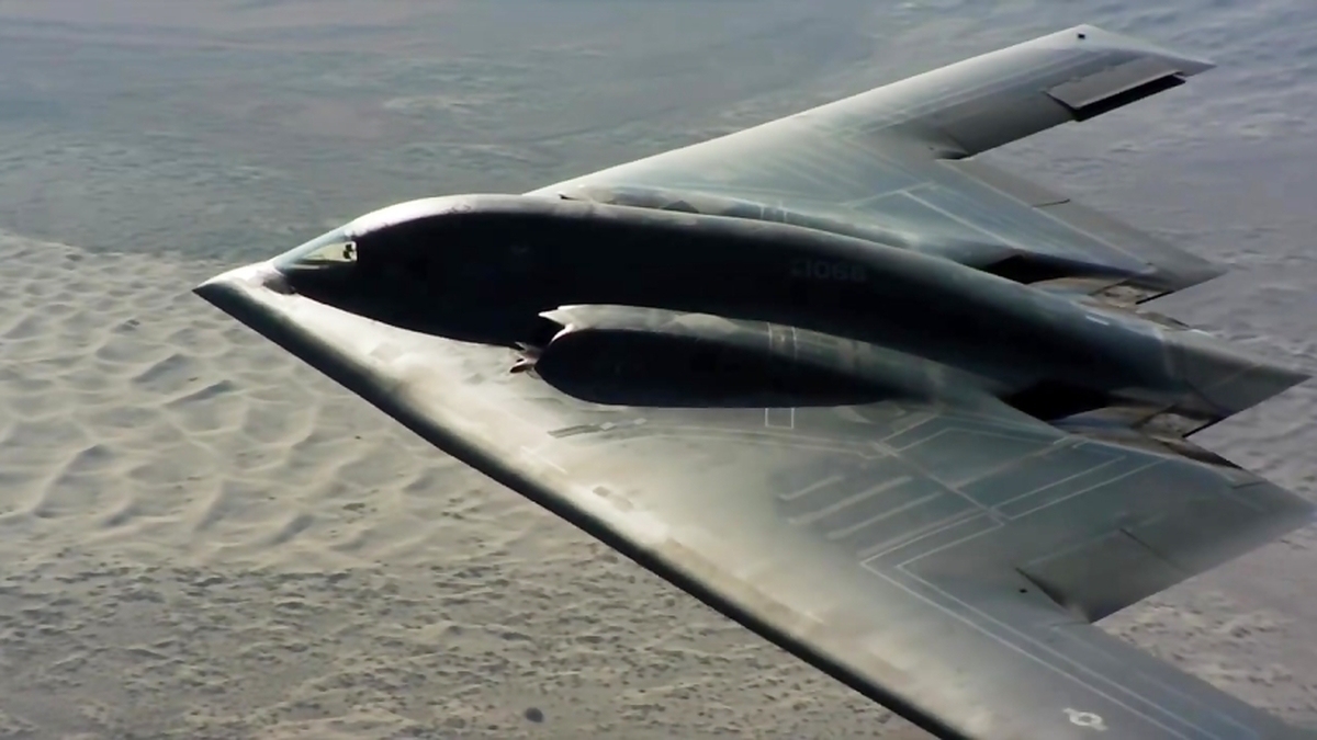 تصاویر لحظه فرود بمب‌افکن B-۲ ارتش آمریکا + فیلم