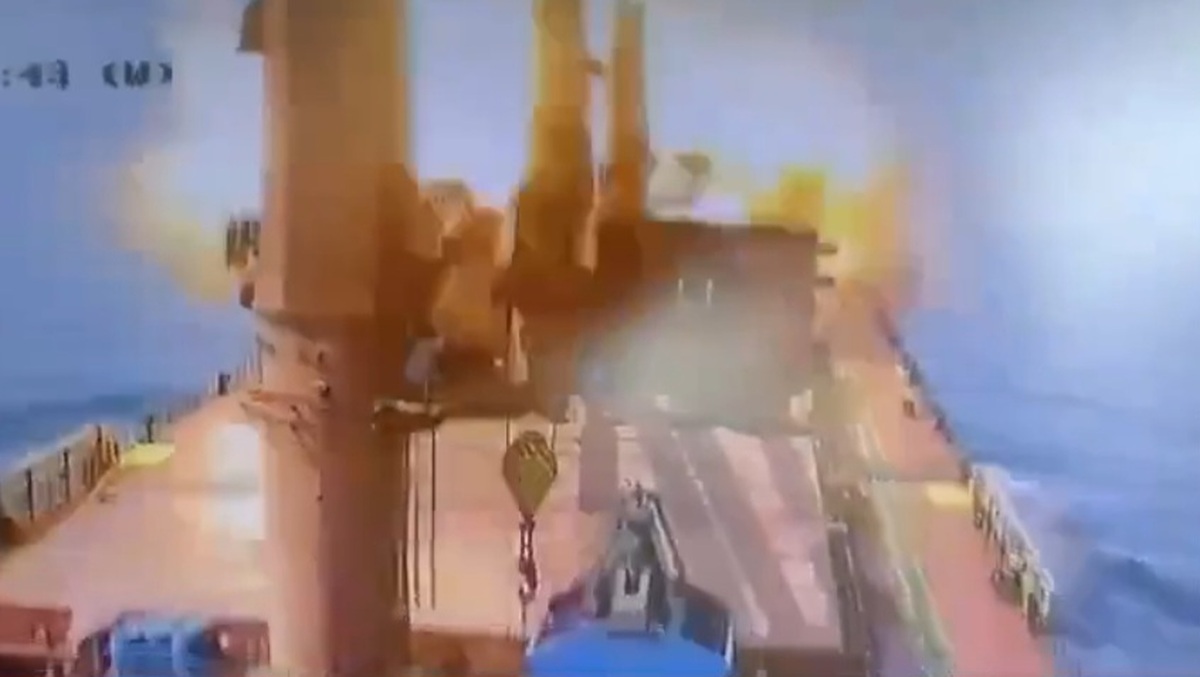 تصاویر لحظه هدف قرار گرفتن کشتی فله‌بر یونانی توسط نیروهای مسلح یمن + ویدئو