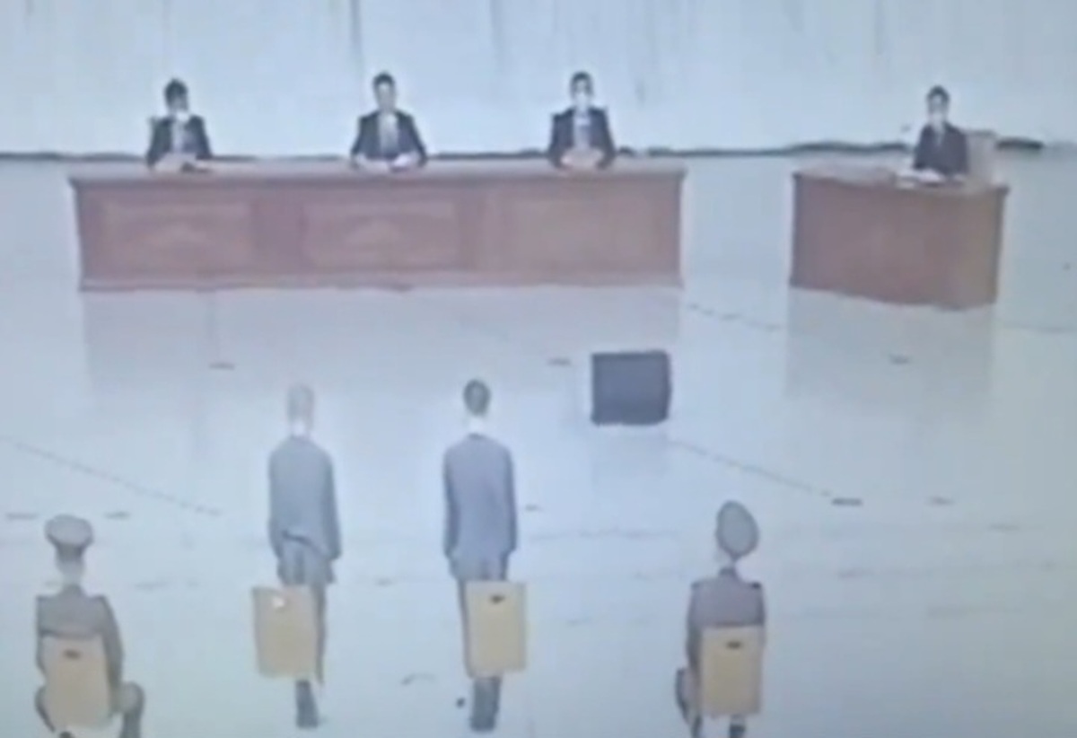 تصاویر دیده نشده دادگاه کره شمالی برای دو نوجوان به خاطر تماشای سریال‌های کره جنوبی | حکم عجیب دادگاه اعلام شد؛ جمعیت مردم در دادگاه را ببینید + ویدئو
