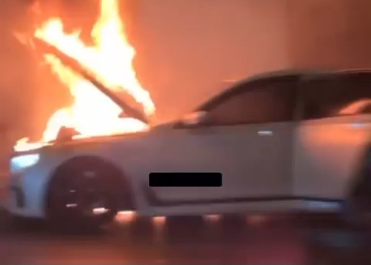 تصاویر هولناک آتش گرفتن BMW در محدوده اتوبان صدر تهران | راننده بهت زده نابودی خودروی لوکسش را می‌بیند!