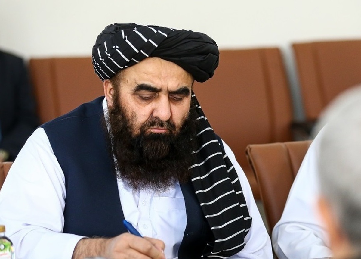 واکنش وزیر خارجه طالبان به پایین کشیدن تابلو‌های با زبان فارسی در افغانستان ؛ کار اشخاص مغرض است! | تصاویر حذف زبان فارسی از چند تابلوی مهم در افغانستان!