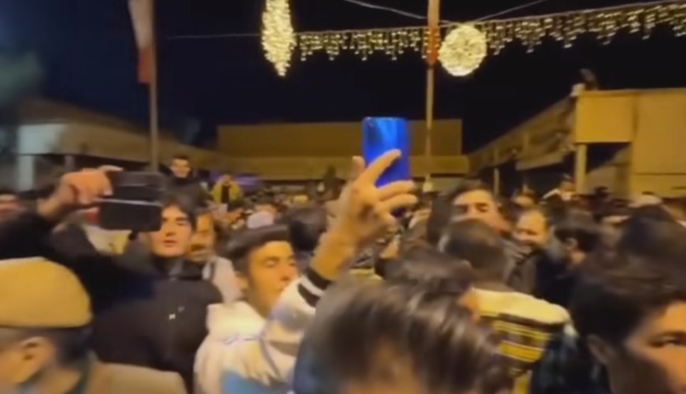 تصاویر هجوم عجیب مردم به کلیسای وانک اصفهان در سال نو میلادی | آسیب به ورودی کلیسای تاریخی وانک + ویدئو