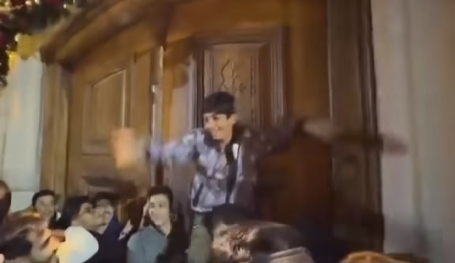 تصاویر هجوم عجیب مردم به کلیسای وانک اصفهان در سال نو میلادی | آسیب به ورودی کلیسای تاریخی وانک + ویدئو