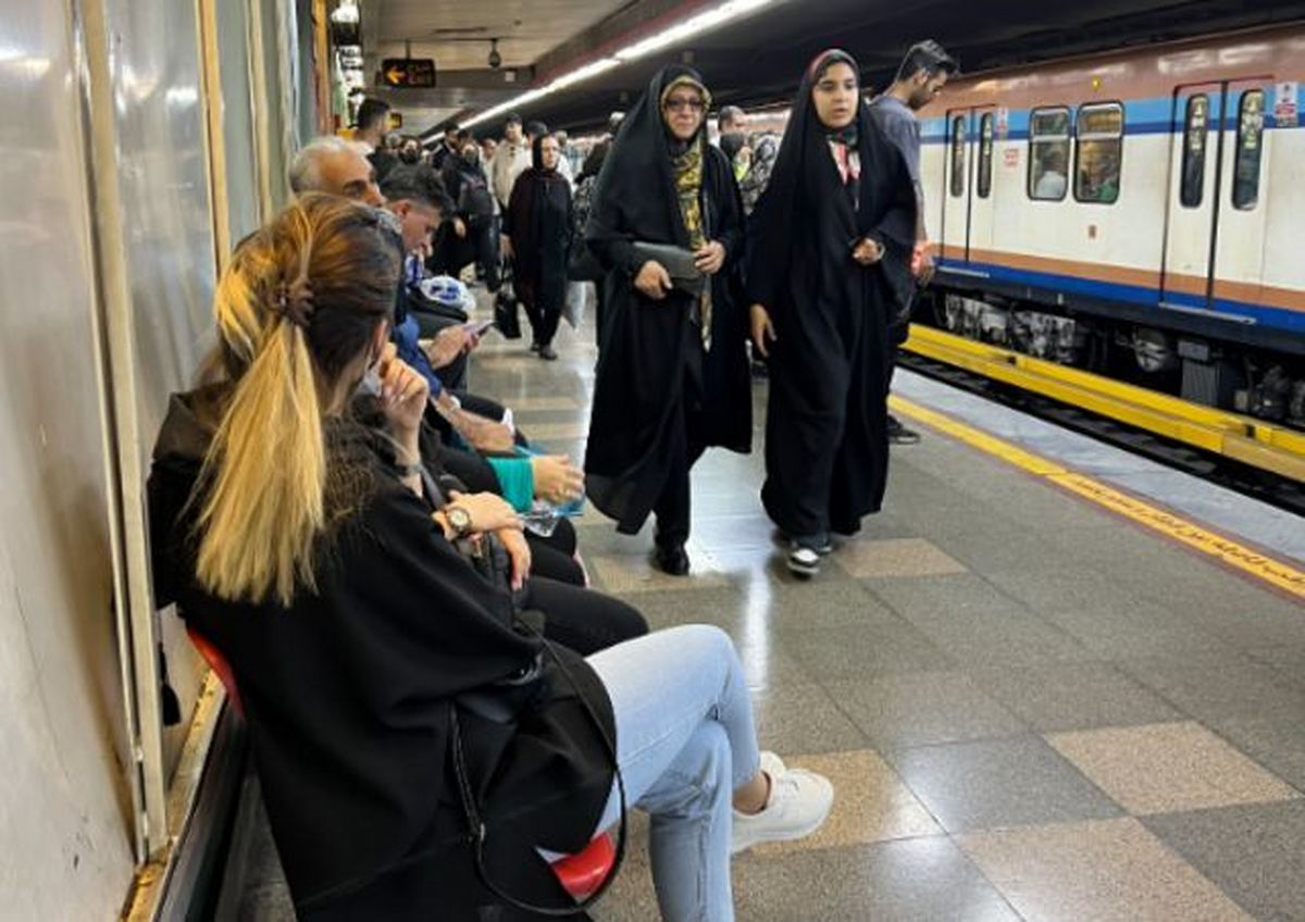 تصاویر دختر نیمه برهنه در متروی تهران ؛ تذکر چند زن مانتویی به این وضعیت پوشش | واکنش عجیب دختر جوان: شلوارم را هم می‌کنم! + ویدئو