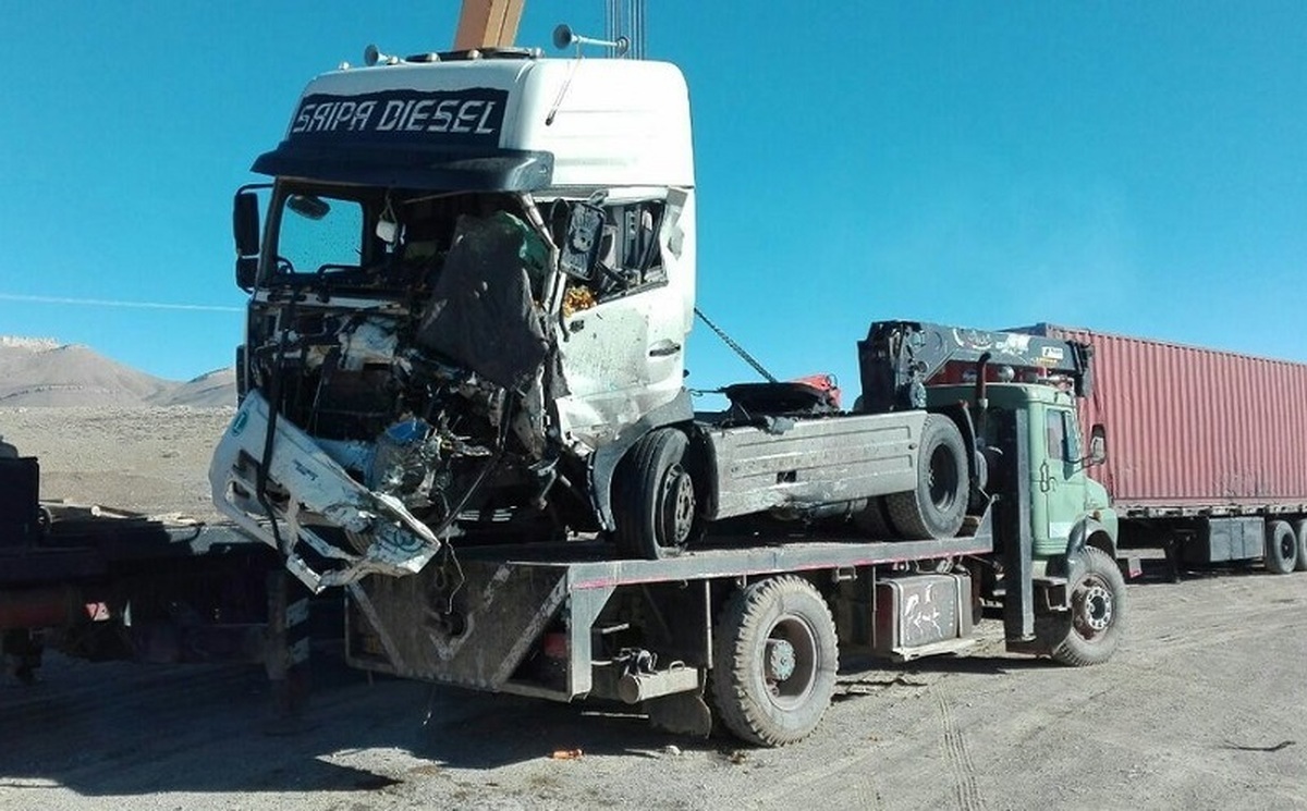 تصاویر صحنه وحشتناک خودکشی راننده تریلی در فارس پس از تصادف؛ خودش را روی دکل برق دار زد (۱۶+) + ویدئو و عکس