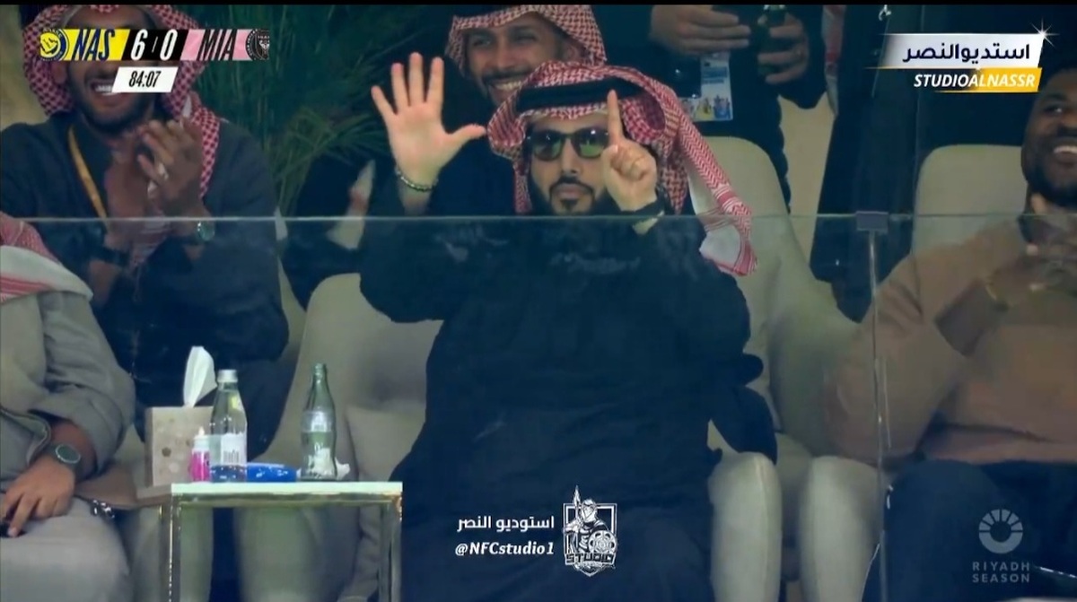 تصاویر کری‌خوانی عجیب وزیر عربستان برای مسی به سبک پرسپولیسی‌ها | علامت شش‌تایی‌ها در عربستان برای مسی!