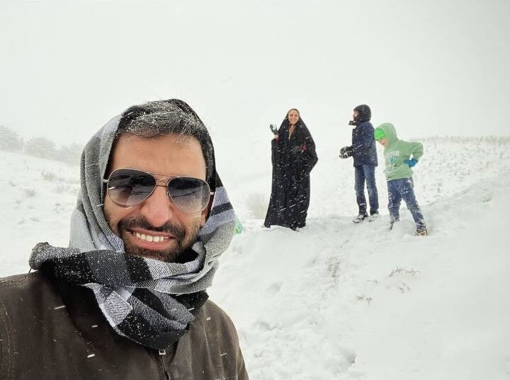 تصویر برف بازی وزیر جنجالی روحانی با همسر و فرزندانش | پوشش خاص وزیر سابق در برف تهران را ببینید