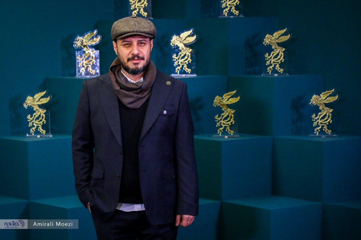 تیپ جالب جواد عزتی در جشنواره فیلم فجر در هوای برفی تهران ۱۴۰۲ + عکس