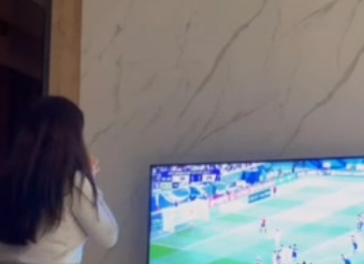 تصاویر شادی و بالا پایین پریدن دختر جوان تاجیکستانی بعد گل ایران مقابل ژاپن
