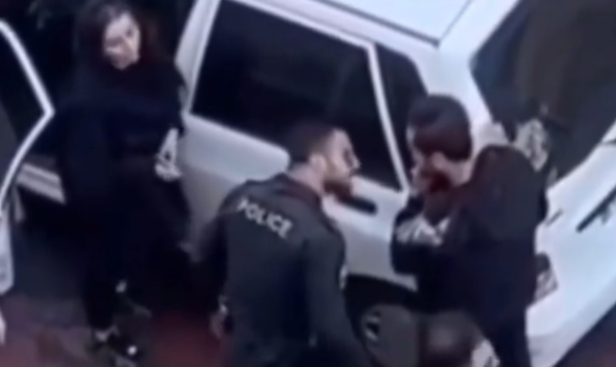 تصاویر لحظه برخورد پلیس با جوانی که یک زن را تعقیب می‌کرد ؛ بگو ... خوردم خانم! | سیلی محکم پلیس به پسر جوان! + ویدئو