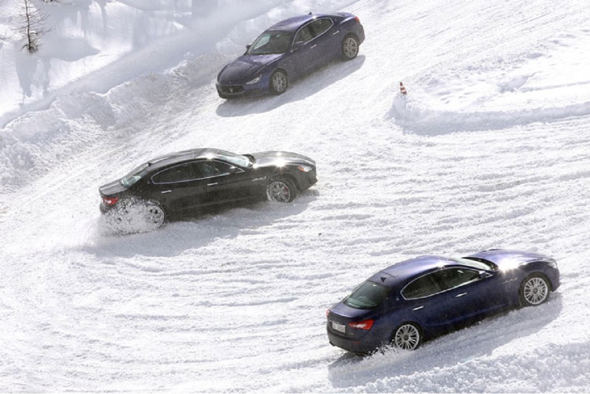 لحظه دلهره‌آور سرخوردن و تصادف ماشین ها روی برف در خیابان های تبریز | فیلم تصادف ماشین ها در برف را ببینید