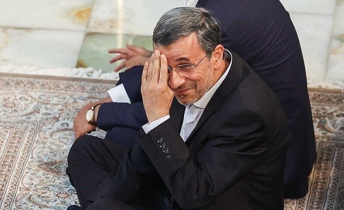 تصاویر محمود احمدی‌ نژاد پس از غیبت طولانی مدت | تیپ جدید احمدی نژاد در یک مراسم خاص را ببینید ؛ چهره‌های مطرحی که کنار او نشستند!