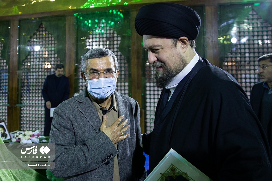 تصاویر سیاهی زیر چشم احمدی‌نژاد جنجالی شد | ماسک احمدی نژاد یک لحظه کنار رفت و کبودی زیر چشمش خبرساز شد!