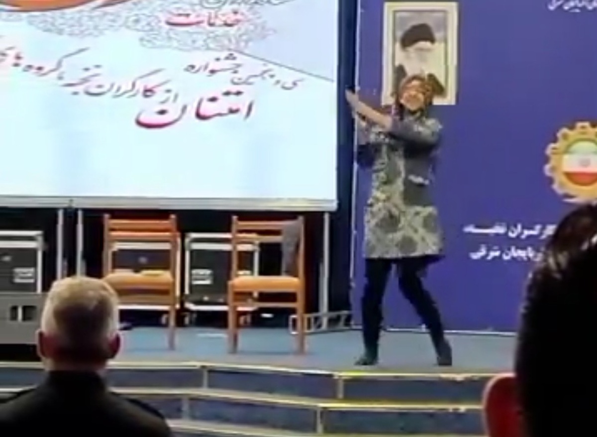 تصاویر رقص جنجالی مرد زن پوش در یک برنامه دولتی در تبریز | حرکات زننده مرد زن پوش حاشیه‌ساز شد + ویدئو