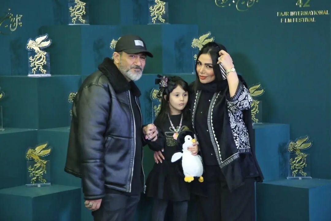 ژست مهران غفوریان و همسرش مقابل دوربین‌های خبرنگاران + ویدئو | عکس خانوادگی و سه نفره غفوریان در جشنواره فیلم فجر را ببینید