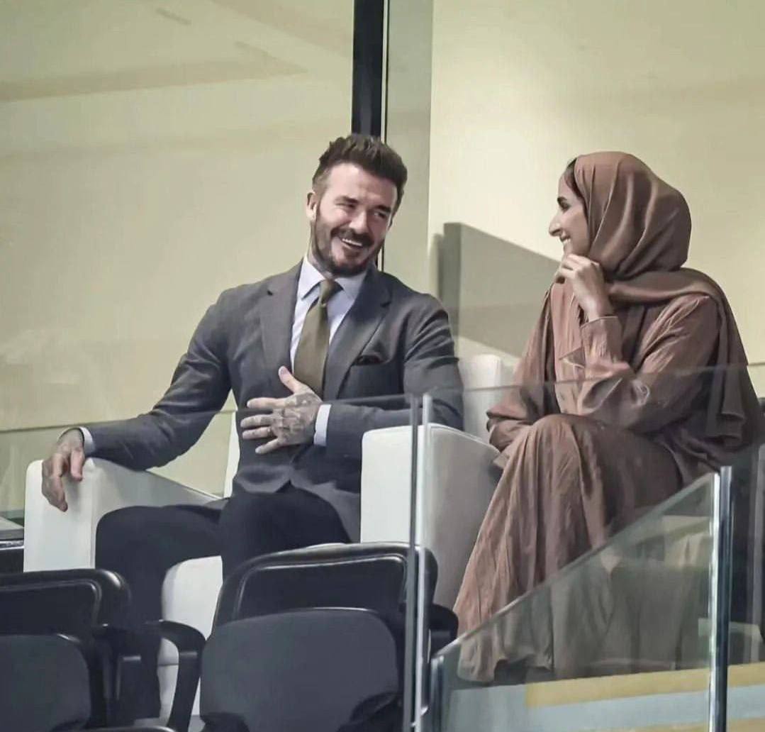 تصویر دختر درویش در قطر که کنار دیوید بکام نشست! | از جنجال کنار رونالدو ایستادن تا نشستن در کنار بکام!