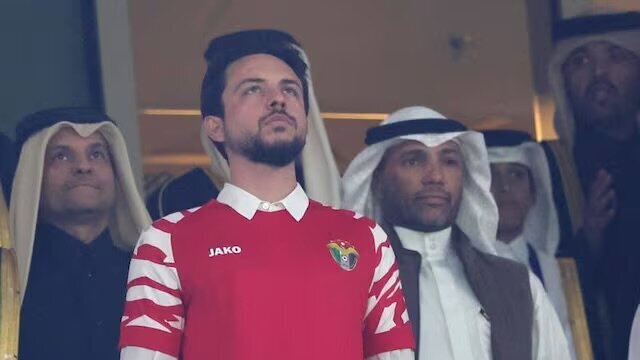 تصاویر حجاب و پوشش ملکه و شاهزاده‌های اردن در ورزشگاه لوسیل قطر | تشویق اردن در فینال جام ملت‌های آسیا