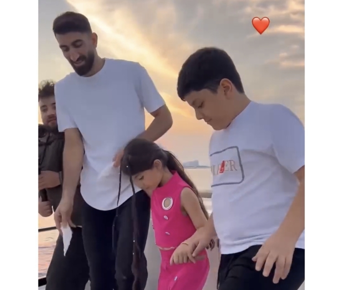 تصاویر رقص بیرانوند با دختر و پسرش روی عرشه کشتی در کیش + ویدئو