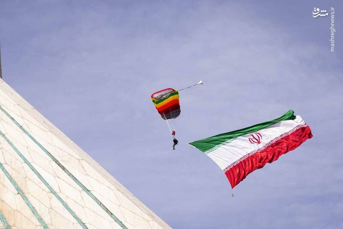 پرواز چتربازان با پرچم ایران بر فراز میدان آزادی تهران + ویدئو