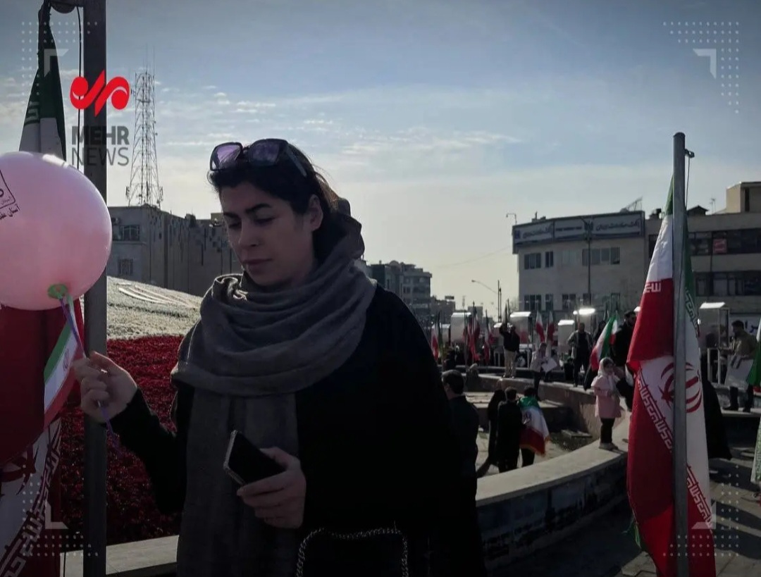 تصویر زن بی‌حجاب در راهپیمایی امروز ۲۲ بهمن در تهران