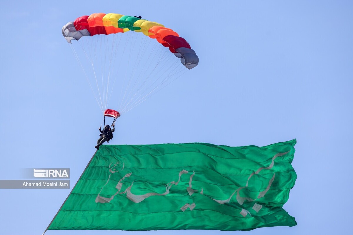 تصاویر لحظه پرش چتربازان ارتش از هلیکوپتر | چه پرچم‌هایی به اهتزاز درآوردند؟ + ویدئو