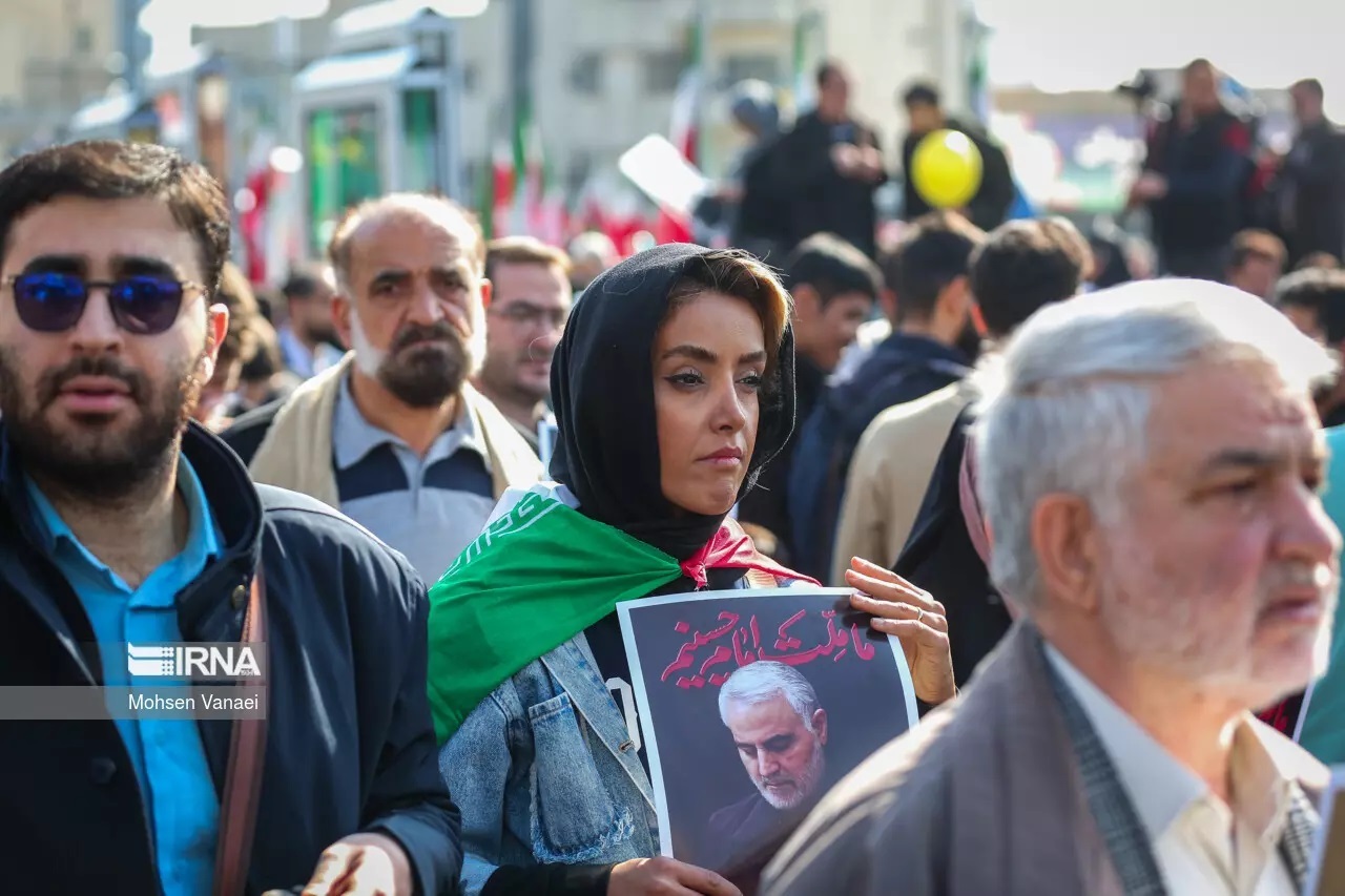 تصاویر زنان بی حجاب و کم حجاب در راهپیمایی ۲۲ بهمن ۱۴۰۲ | از زن پیرسینگ دار تا