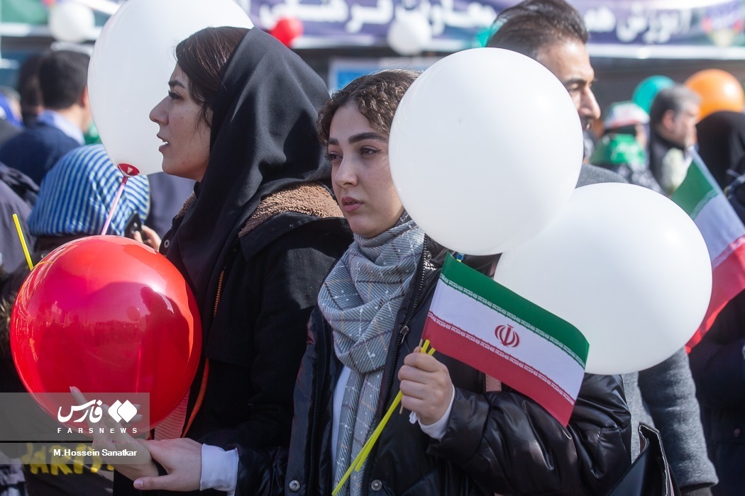 تصاویر زنان بی حجاب و کم حجاب در راهپیمایی ۲۲ بهمن ۱۴۰۲ | از زن پیرسینگ دار تا