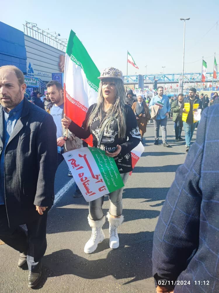 چرا تصویر جنجالی این زن بی‌حجاب در راهپیمایی ۲۲ بهمن پرحاشیه شد؟