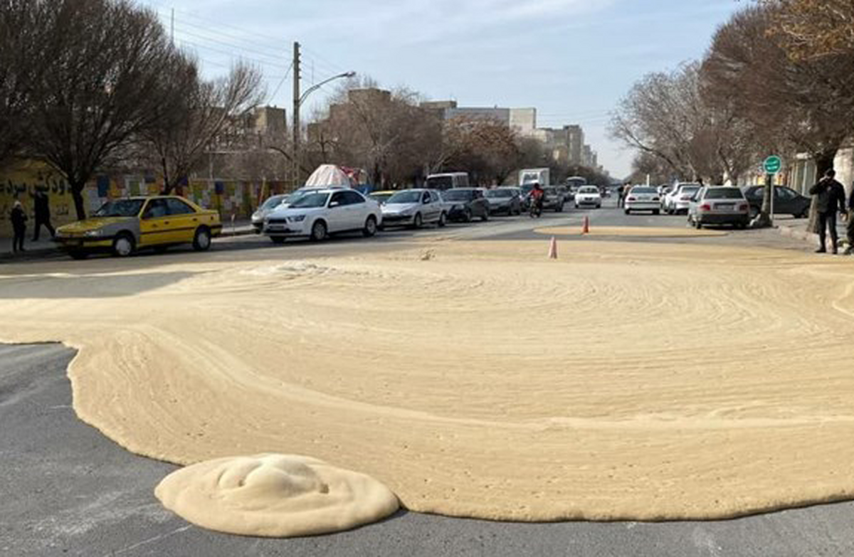 تصاویر ترسناک بیرون زدن کف قهوه‌ای از وسط خیابان در تبریز ؛ جوشیدن عجیب این کف از دل زمین را ببینید | کف قهوه‌ای تاثیرات خطرناکی دارد؟ + ویدئو
