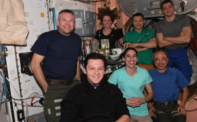 تصاویر قرمه سبزی خوردن یاسمین مقبلی در فضا | نظر فضانوردان خارجی درباره قرمه سبزی ؛ حیف از ته دیگ خبری نبود!