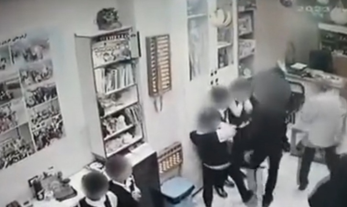 تصاویر کتک زدن وحشیانه یک دانش آموز توسط مدیر مدرسه در بوشهر | این مدیر بازداشت شد | بی‌تفاوتی عجیب مردم حاضر در صحنه را ببینید