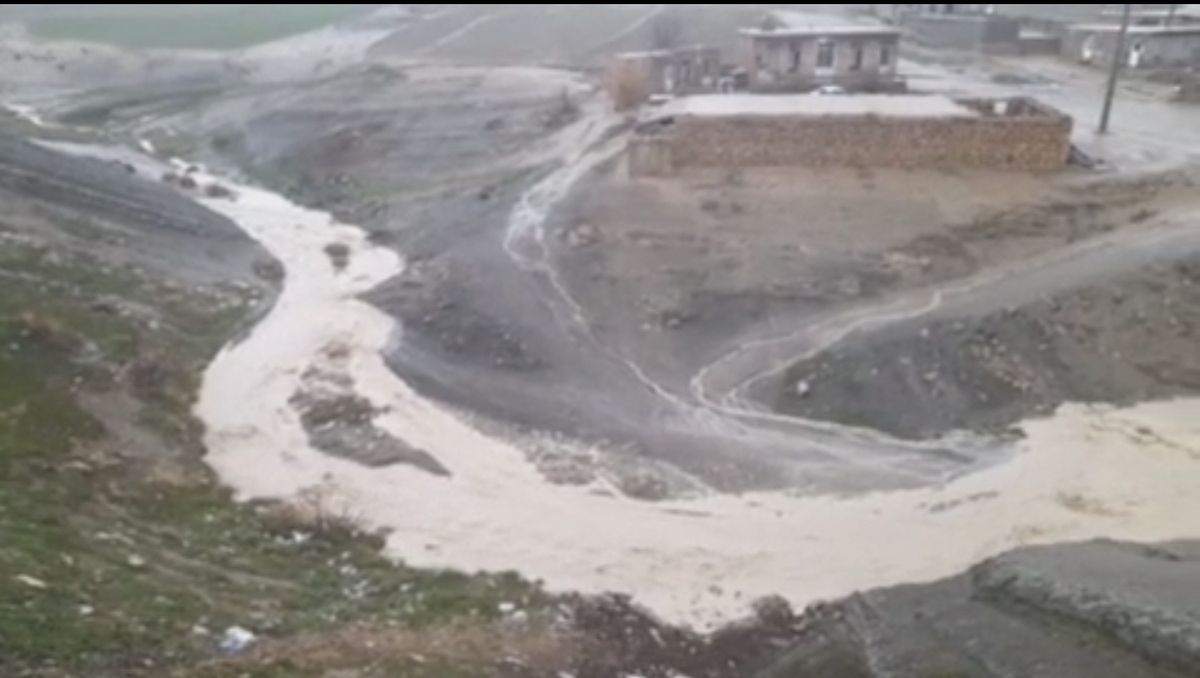 بارش شدید باران و طغیان رودخانه‌ها در شهرستان هلیلان + ویدئو