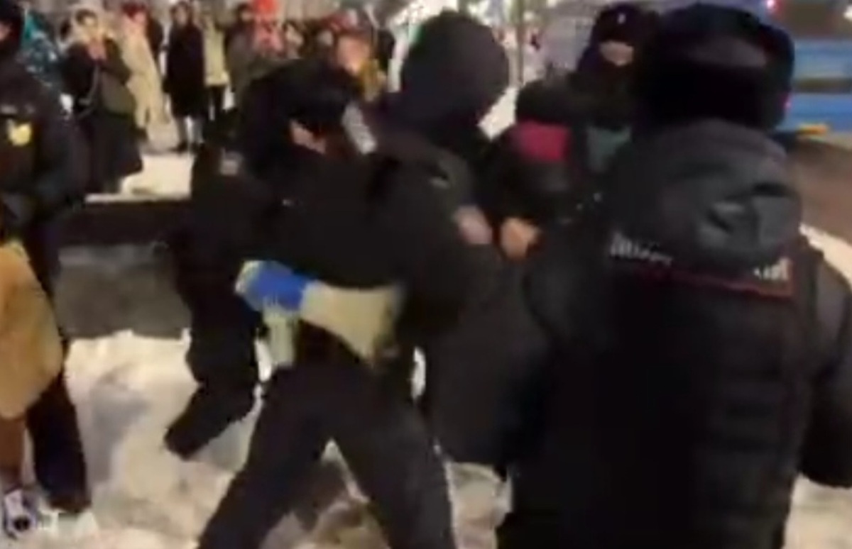 تصاویر برخورد شدید پلیس با هواداران آلکسی ناوالنی پس از مرگ در زندان + ویدئو