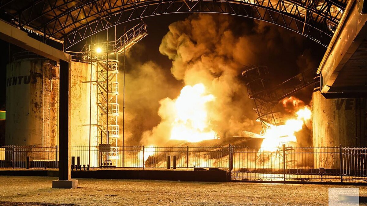 تصاویر لحظه انفجار مهیب در یک کارخانه | وضعیت ترسناک کارگر کارخانه را ببینید